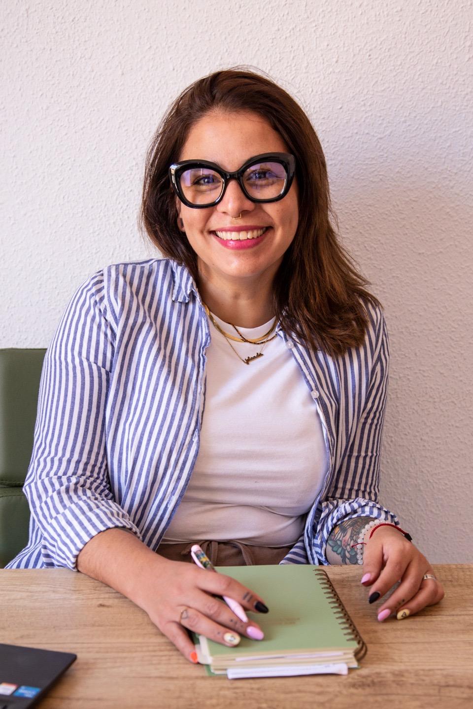 Yolanda Ortega, fundadora de COFEE, sonriendo en su mesa de trabajo